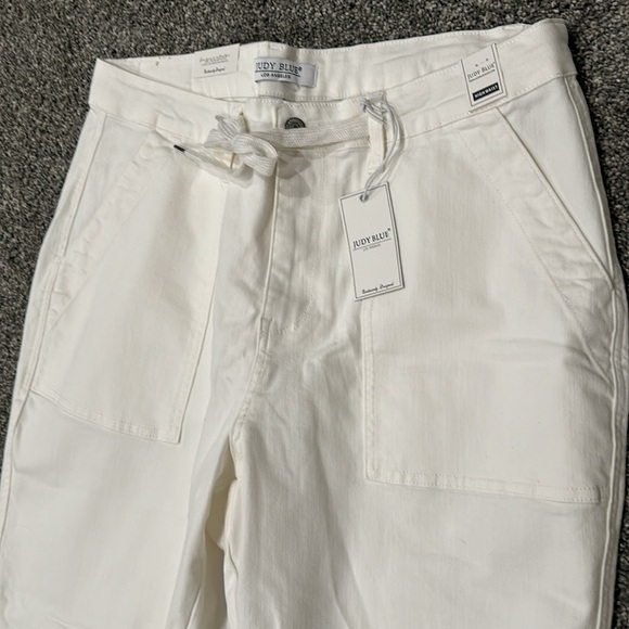 Nwt Judy Blue tie waist with snap and zip. Large pockets and cuffed hem. So cute - Picture 3 of 8